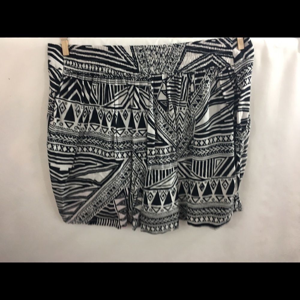 Decree Shorts Sz S Back Elastic Pocket Black/white